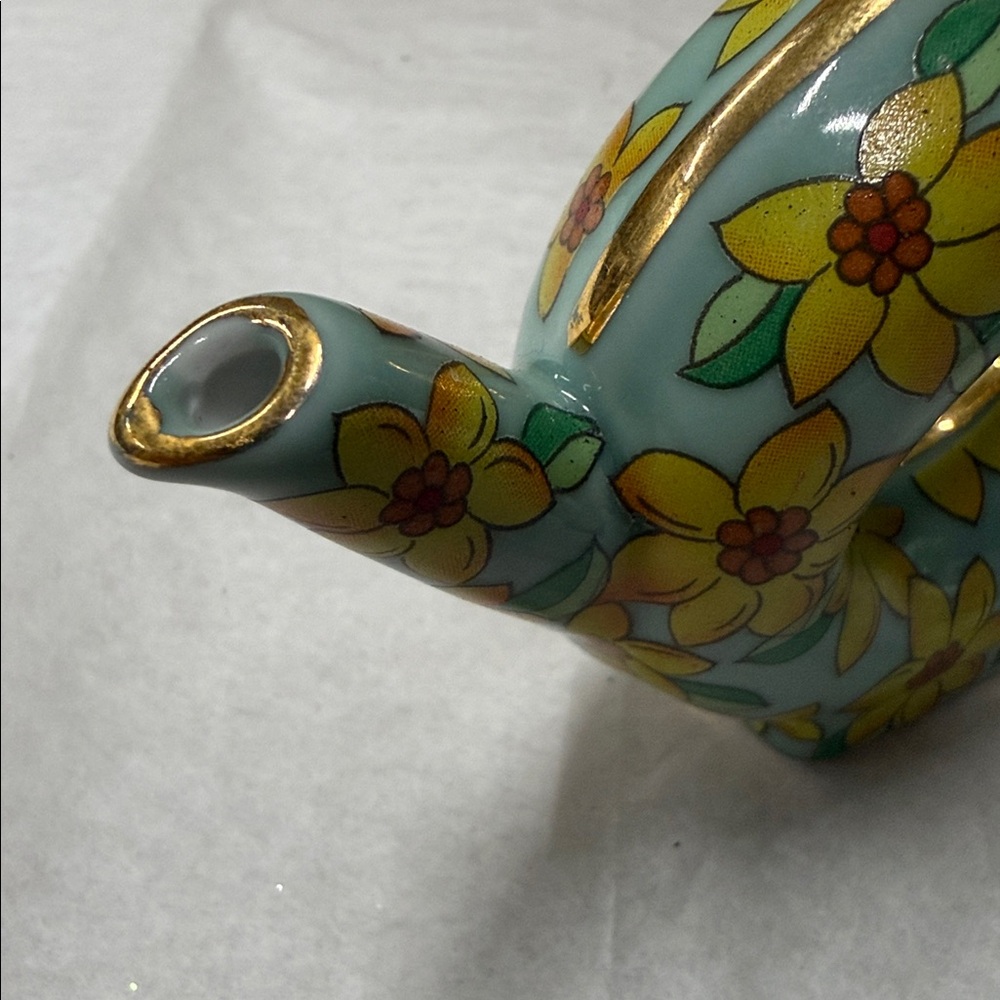 ⭐️2002 Vivian Chan miniature porcelain teapot. - Picture 13 of 16